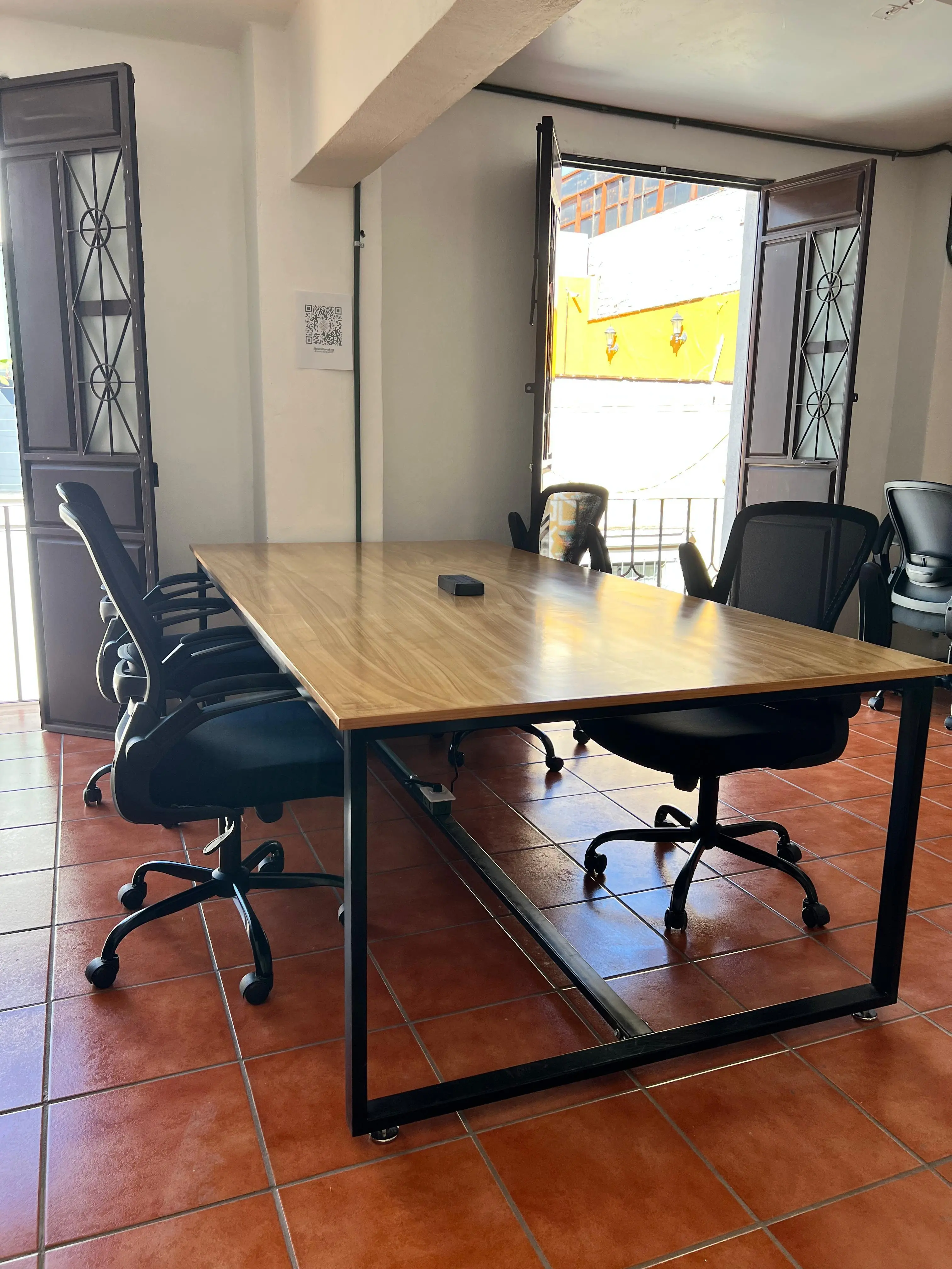 Mesas compartidas en el area de coworking